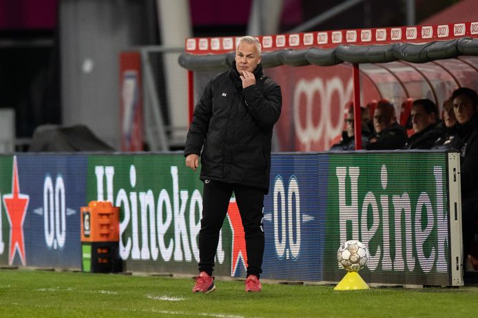 Gery Vink tijdens FC Utrecht - Willem II, waarin hij de zieke Zeljko Petrovic verving als hoofdcoach van de Tilburgers.