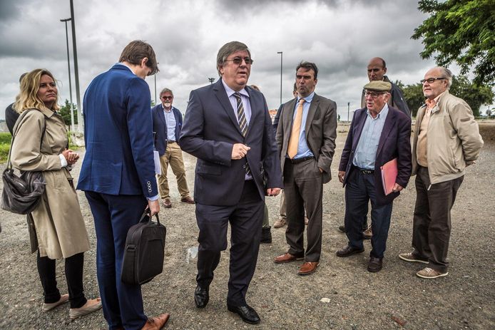 De vrederechter van Grimbergen bezoekt Parking C. Daar zocht hij naar de omstreden buurtweg die de komst van het Eurostadion in de weg staat.