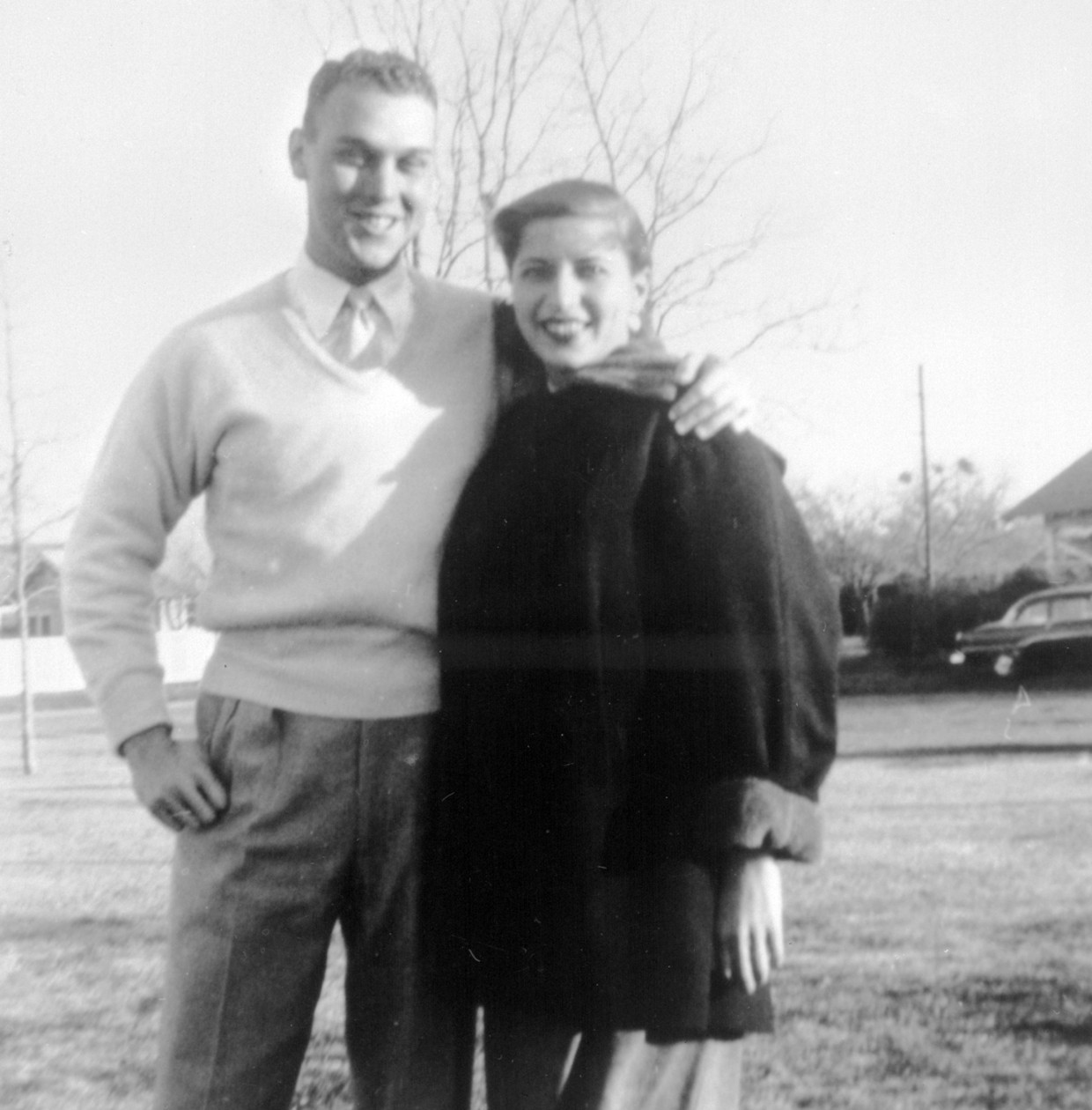 Ruth Bader Ginsburg in haar jonge jaren met haar echtgenoot Martin Ginsburg die toen nog nog in het Amerikaanse leger dienst deed. Beeld AP