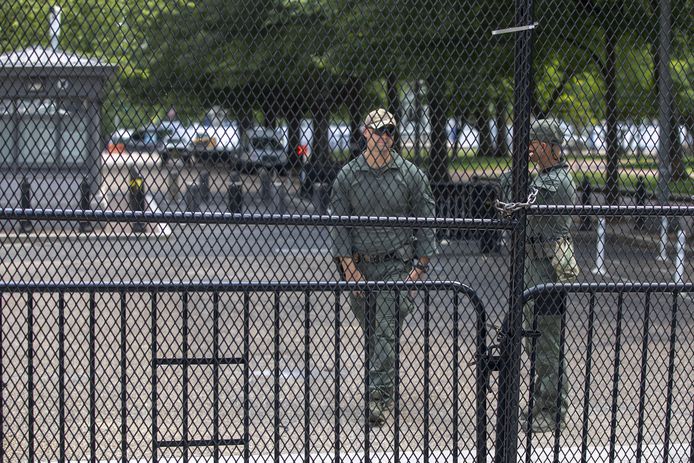 Stalen hekken op een betonnen voet moeten nu o.a. het President Andrew Jackson-standbeeld in Lafayette Park beschermen.