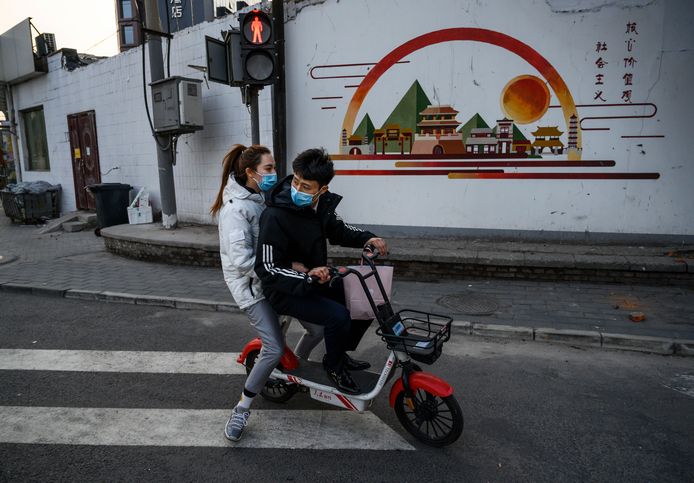 Een stel op de scooter in Peking gisteren.