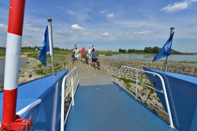 Fietsers stappen in Millingen van het voetveer vanuit Pannerden.