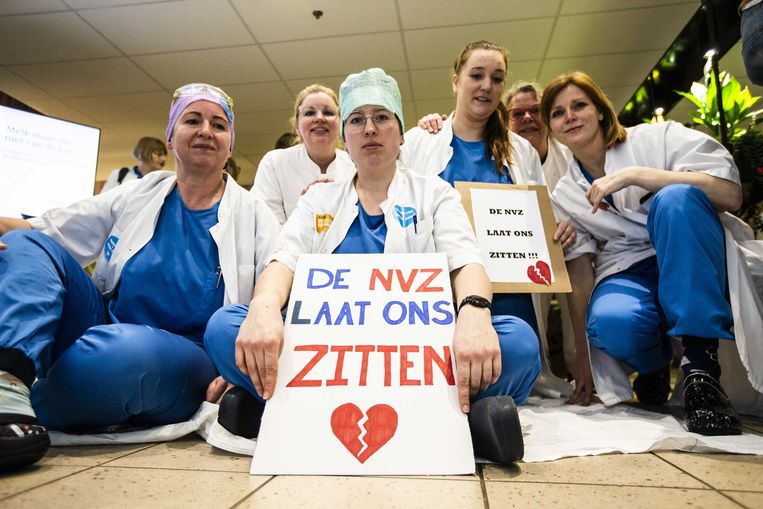 Medewerkers van het Antoni van Leeuwenhoek ziekenhuis in Amsterdam hielden een paar weken geleden al een zitactie.  Beeld ANP