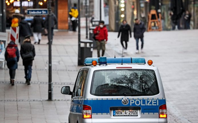 De politie houdt een oogje in het zeil in een winkelstraat in het Duitse Essen.