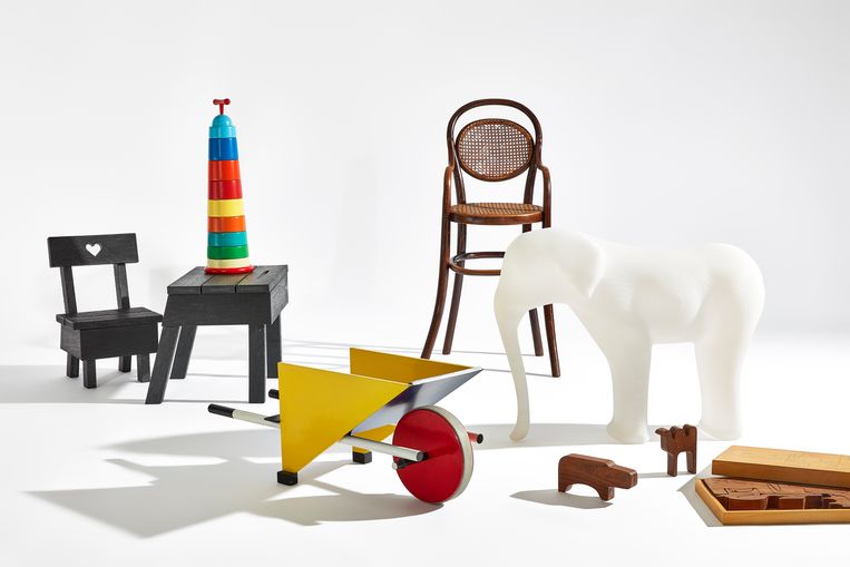 Van links naar rechts: bureau en stoel (Ineke Hans), kruiwagen (Gerrit Rietveld), kinderstoel (Michael Thonet), olifant (Richard Hutten). Beeld Stedelijk Museum