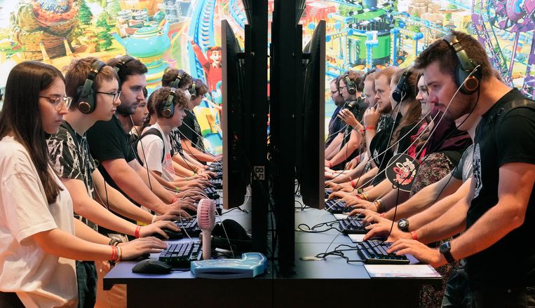 Spelers van computerspellen op een beurs voor games in Keulen, afgelopen zomer.  Beeld AP