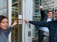 D66-raadslid Saskia Verheij, wethouder Cees Pille (VVD) en D66-kandidaat Pieter Korsmit plakken de sticker op de deur van het stadskantoor.
