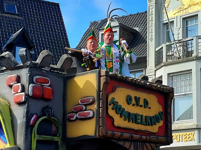 Vanop de pui aan het stadhuis trok de prinsenwagen met stadsprins Ditn I en Hofmaarschalk Pedro I door de centrumstraten.