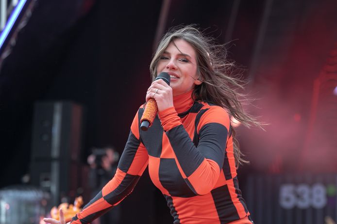 Maan Poseert In De Nederlandse Vlag Yolanthe Nietsverhullend Op Straat Show Ad Nl