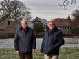 Frederik Willem van Hogendorp (l) en Henk Veenendaal uit Gorssel hopen dat de plannen voor clustering van de school en sporthal in Gorssel in de prullenbak verdwijnen.
