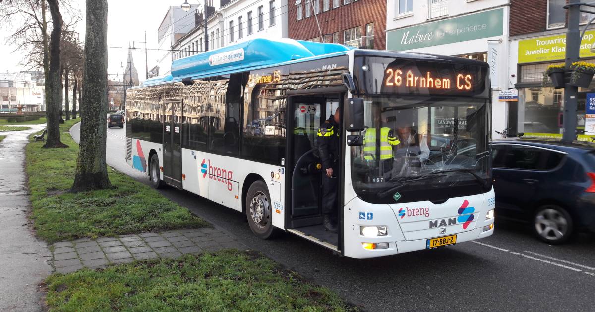 koolstof leer helper Lijnbus schept plotseling overstekende voetganger op Jansbinnensingel in  Arnhem | Arnhem | gelderlander.nl