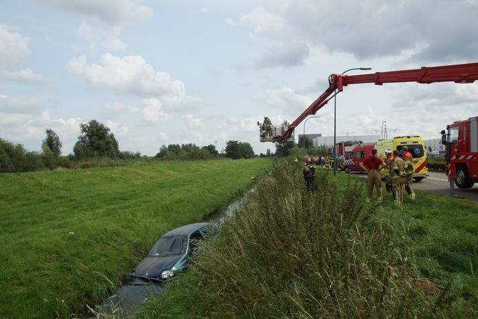 De auto werd aangetroffen in een sloot naast de Pompweg in Waalwijk.
