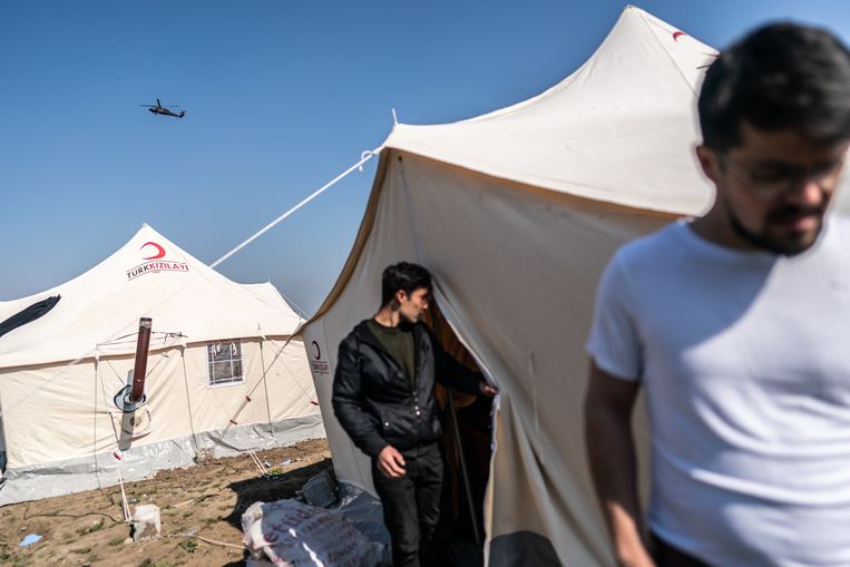 Mustafa Erden, huisarts in opleiding, bezoekt een Oezbeeks gezin waar hij hulp aan verleent voordat hij huiswaarts gaat. Beeld Joris van Gennip