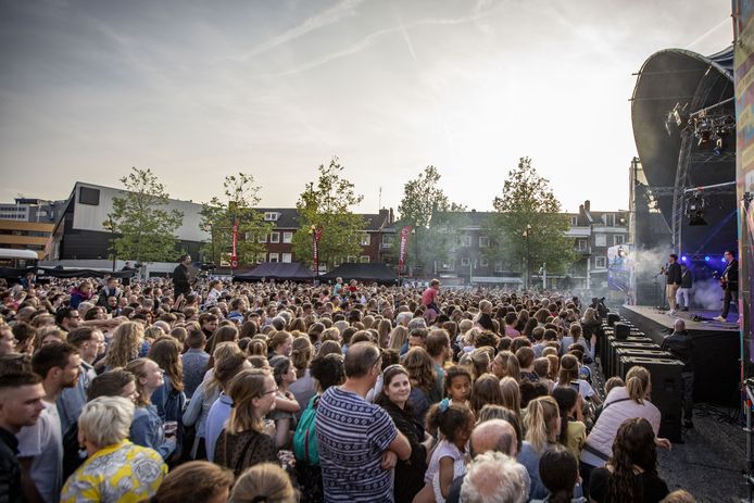 Nielson op een vol marktplein in Hengelo.