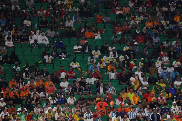 Nog heel wat lege zitjes tijdens Senegal - Nederland in het Al Thumama.