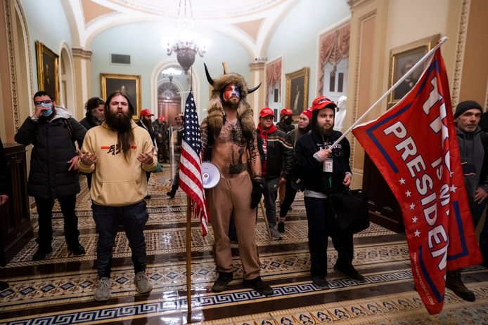 "QAnon Shaman" et d'autres insurgés au Capitole le 6 janvier dernier.
