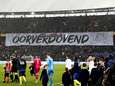 Feyenoord-supporters brengen mooi eerbetoon aan Wim Jansen en Chris Gyan
