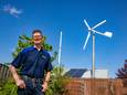 Jan Hamers heeft achter zijn garagebedrijf en woning een 10KW-windturbine staan om stroom op te wekken.