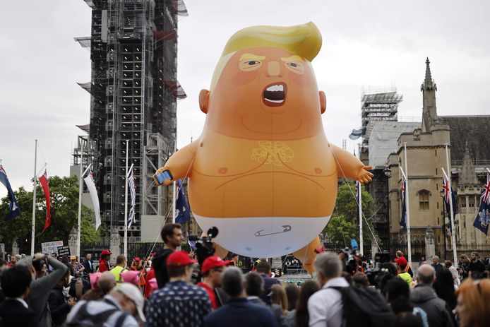 De baby-ballonnen zijn zo’n zes meter hoog en beelden een oranje Trump met spleetoogjes, pamper én smartphone uit (archiefbeeld).