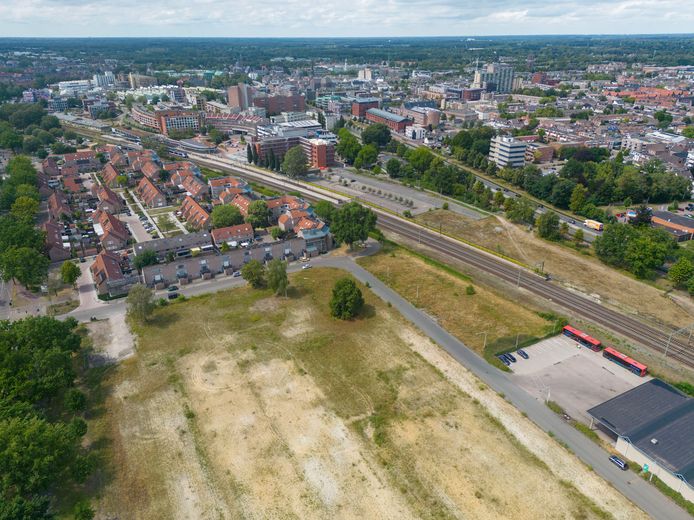 Het Stationskwartier in Helmond, met in het midden rechts naast het spoor het oude Belastingkantoor dat wordt omgebouwd tot appartementen.