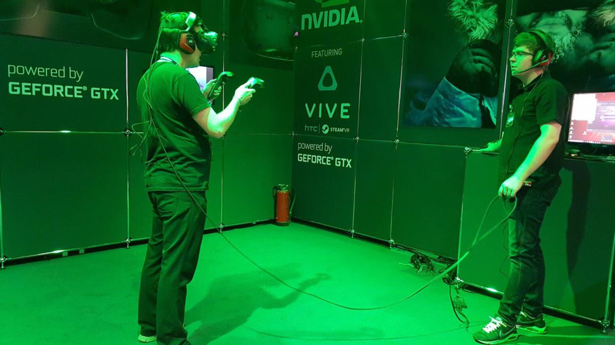 Bezoeker van de Gamescom test de Vive-VR-bril uit van mobieltjesmaker Vive en gamesuitgever Valve. Beeld Max Buit