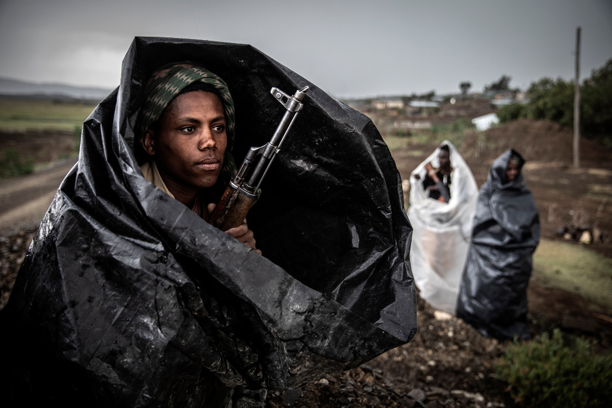 Strijders van de Tigray Defence Force schuilen voor een storm in de stad Mekele. Beeld NYT