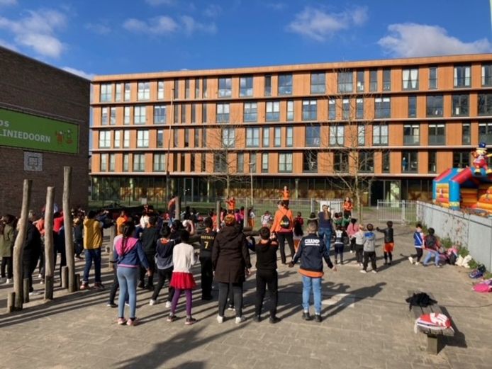 De Koningsspelen op het schoolplein van KBS De Liniedoorn.