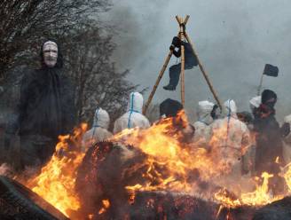 IN BEELD. Gespannen strijd rond berucht bezet Duits 'bruinkooldorp' Lützerath: activisten verzetten zich vurig tegen ontruiming, immense machines graven verder