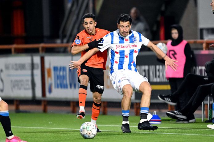 Thom Haye duelleert met Safouane Karim.  De Heerenveense middenvelder zorgde voor een assist en scoorde een doelpunt.