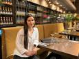Emilia Anton, met op de achtergrond de wijnwand in het nieuwe Italiaanse restaurant Riverso.