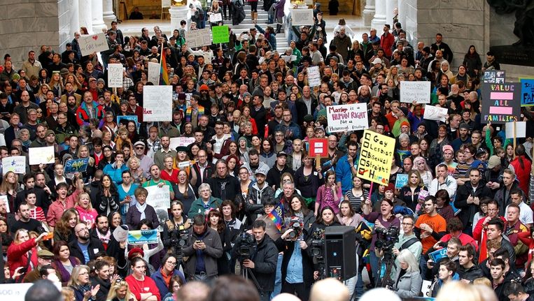 Voorstanders van het homohuwelijk verzamelden zich vrijdag in het parlementsgebouw in Utah om een petitie met 58.000 handtekeningen aan te bieden. Beeld ap