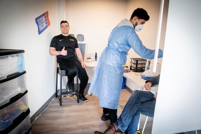 In de Veldhovense sportschool Anytime is een bedrijf voor testen voor toegang en reizen gevestigd.