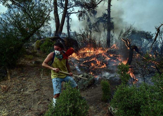 Ook in Turkije woeden nog steeds bosbranden.