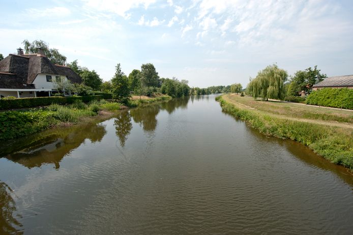 De rivier de Berkel gezien vanaf de brug aan de N18 richting Neede.