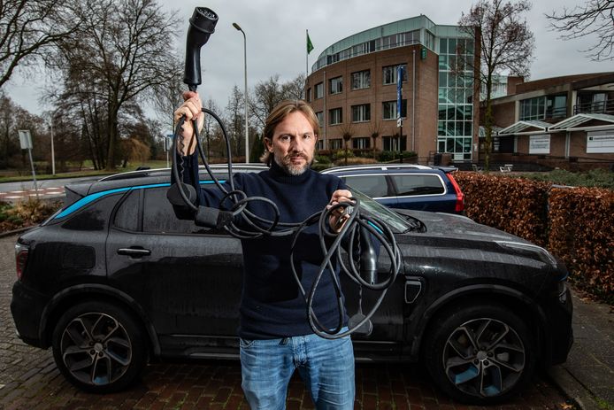 Inwoners van de Deventer binnenstad kunnen lang niet altijd hun elektrische auto opladen in de buurt van hun huis. De lokale afdeling van GroenLinks wil graag dat daar snel verandering in komt.