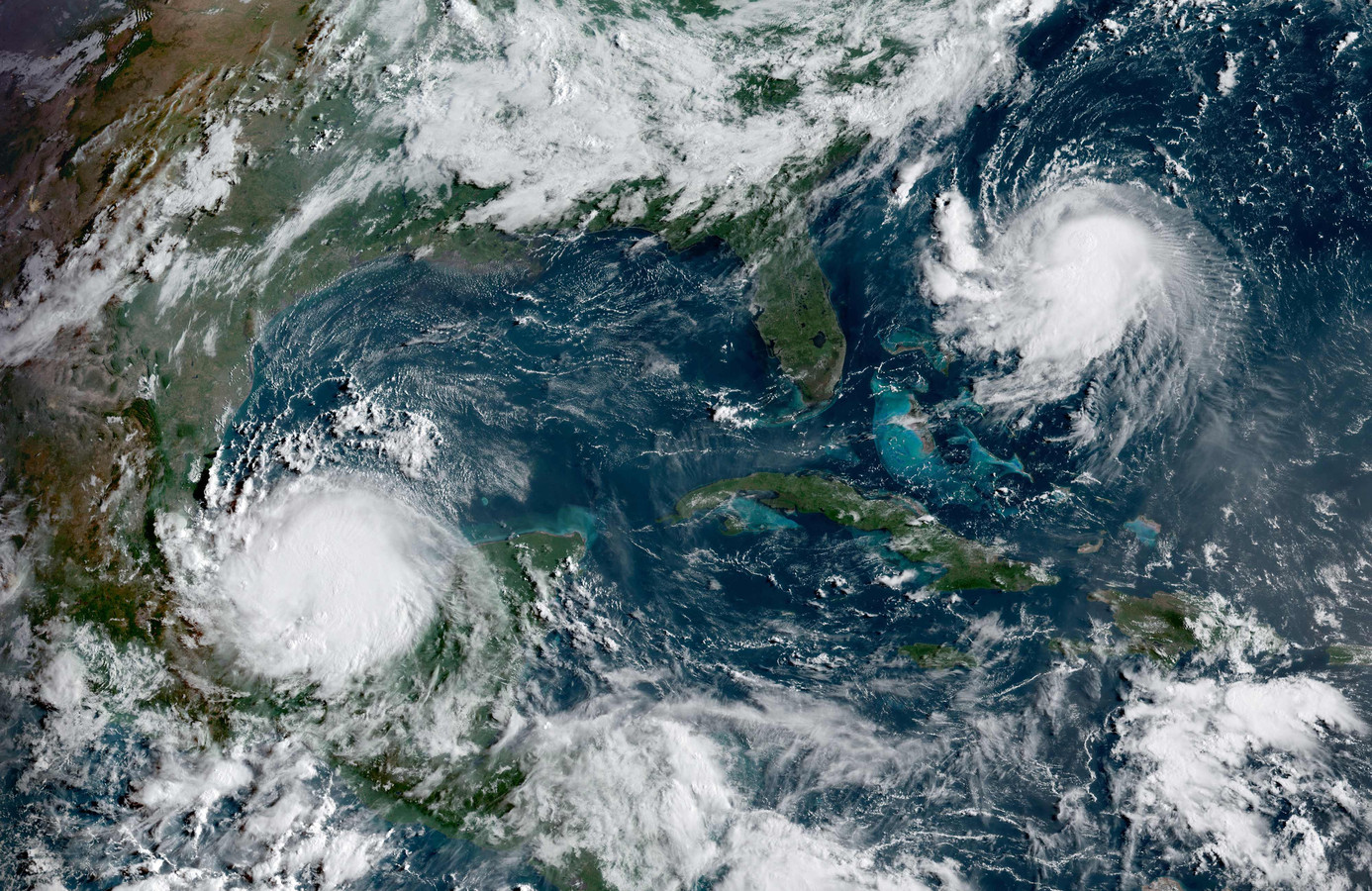 Satellietbeeld. Rechtsboven voor de kust van Florida orkaan Henri. Linksonder boven Mexico orkaan Grace.