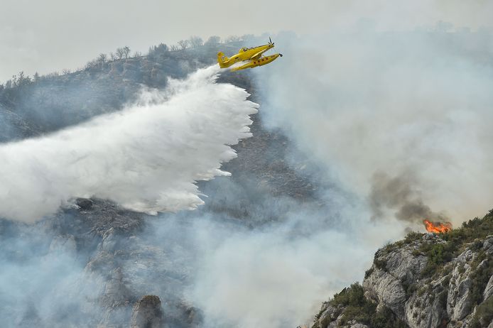 Een van de vier grote bosbranden in Catalonië.