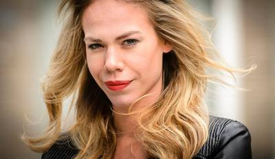 Nicolette zoent pony en Samantha kletsnat door flinke branding