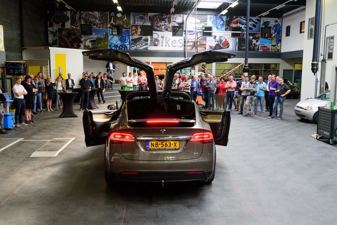 Tijdens de opening van De Garage liet een Tesla zijn lampen knipperen op de maat van de muziek.