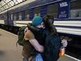 Een vrouw omhelst haar dienstplichtige man op het station van Lviv.