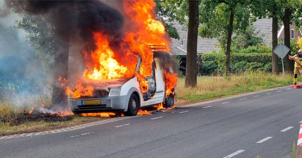 Bestelbus volledig uitgebrand in Varsselder | Oude IJsselstreek | gelderlander.nl - De Gelderlander