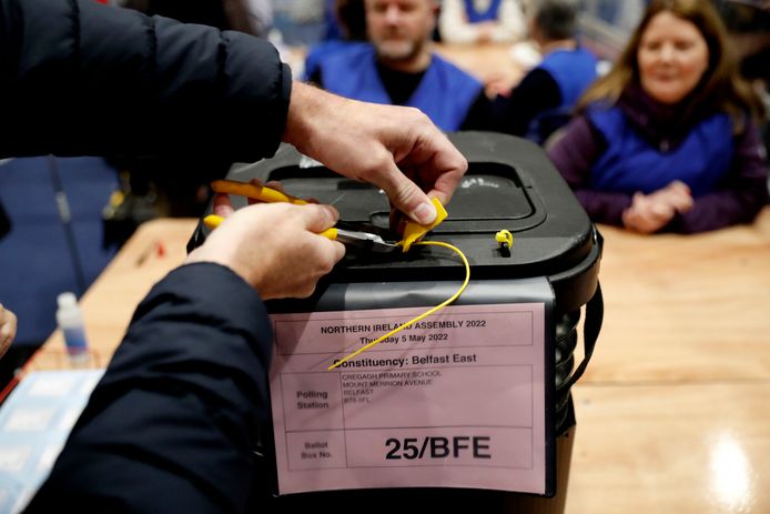 Un sigillo da un'urna elettorale nell'Irlanda del Nord viene tagliato per contare i voti.