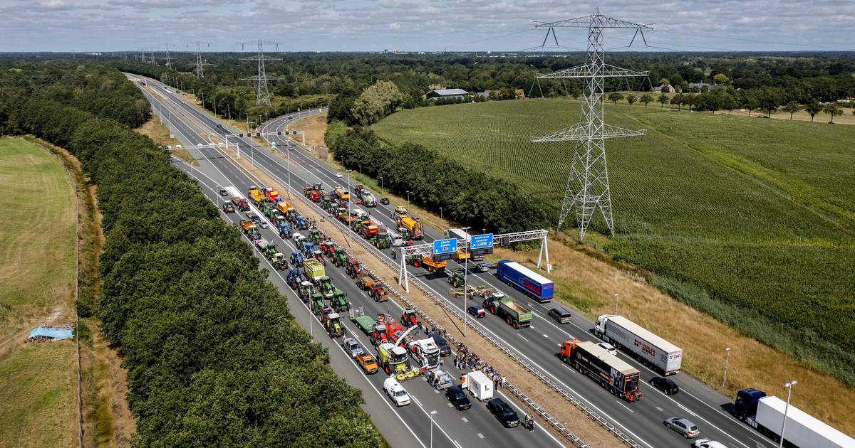 Blokkerende boeren stonden 'gezellig’ te barbecueën op A35, weg is weer vrij