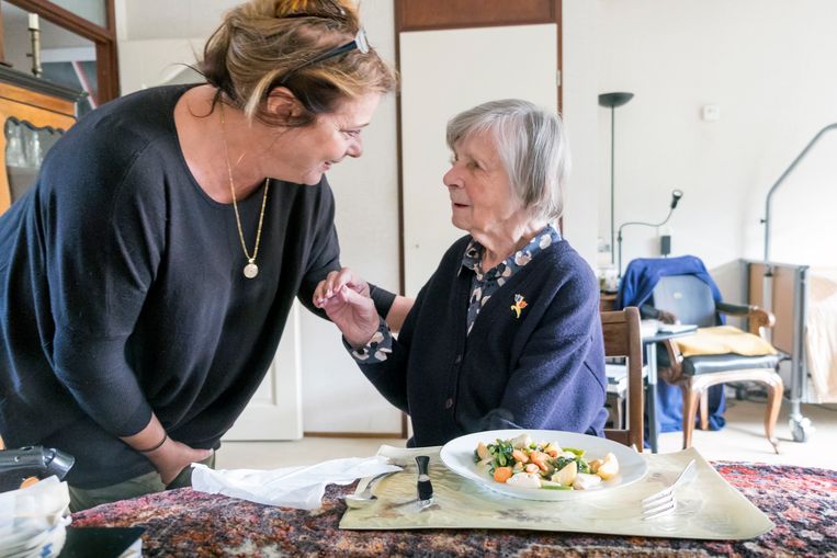 Thuiszorg medewerkster Marijke maakt een praatje met een dementerende vrouw van 97 jaar.  Beeld Hollandse Hoogte / Hans van Rhoo