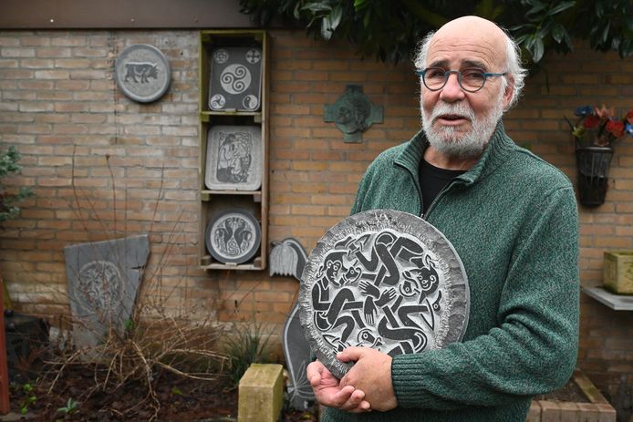 Wim Grutters uit Katwijk is steenhouwer en heeft jarenlange ervaring in de steenhouwerij. Daarnaast is hij kunstenaar en hij verenigt die twee door keltische prenten in steen te beitelen.