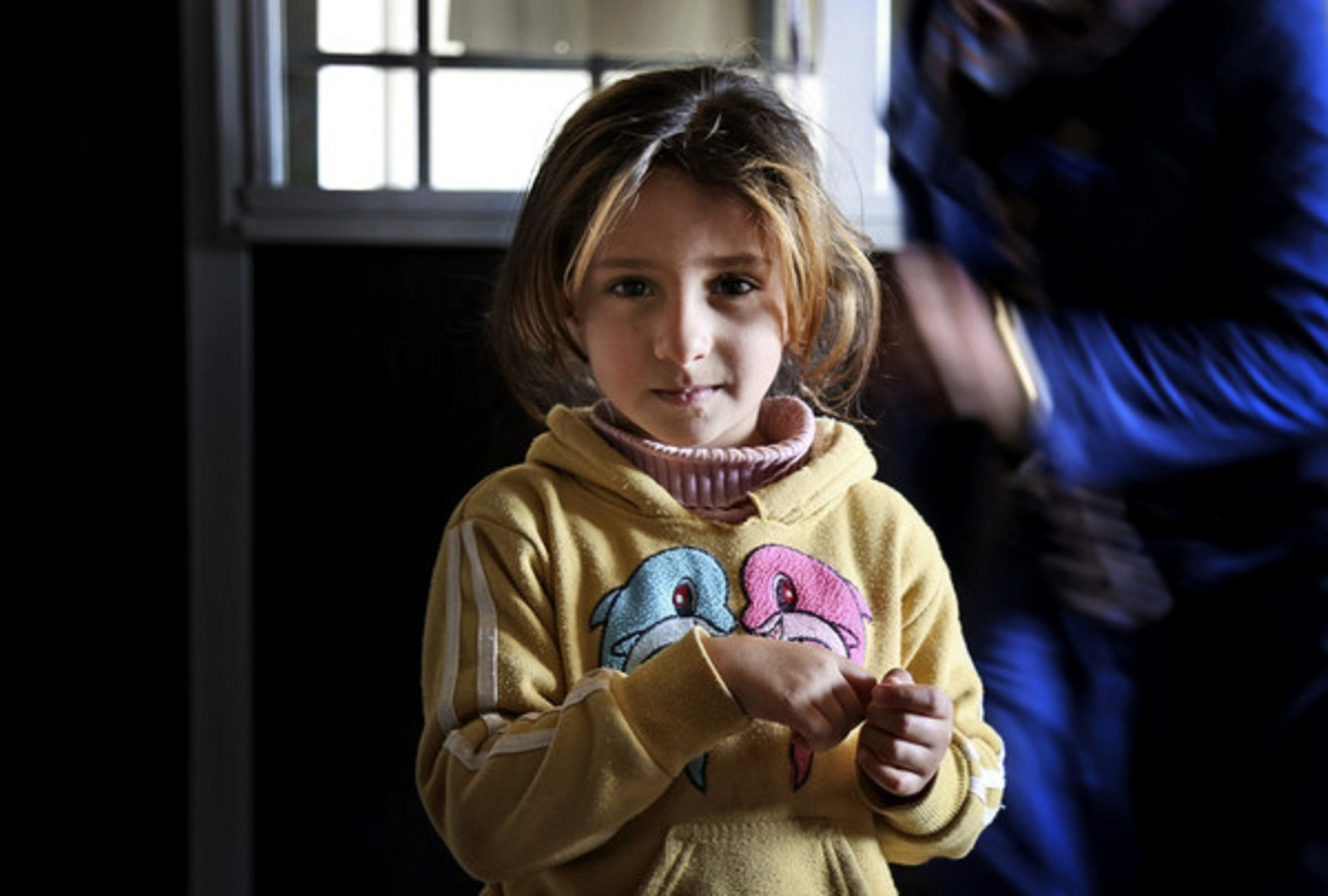 Yoghurt rietje toevoegen aan 5 kinderen van 5 jaar oud vertellen over 5 jaar oorlog in Syrië | Foto |  AD.nl