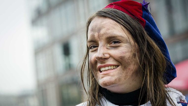 Een Piet met roetvegen op haar gezicht bij de Amsterdamse Sinterklaasintocht vorig jaar. Beeld anp