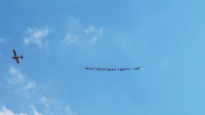 Het vliegtuigje dat boven Enschede vliegt