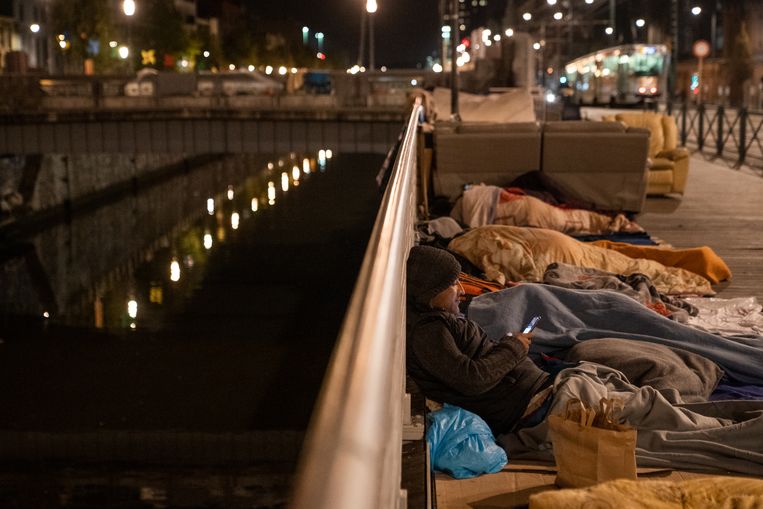 Mensen slapen noodgedwongen buiten bij het Klein Kasteeltje in Brussel. Beeld Tessa Kraan