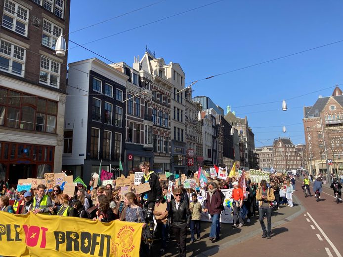 'Wat willen wij, fossielvrij!' scanderen de demonstranten op weg naar het Museumplein.